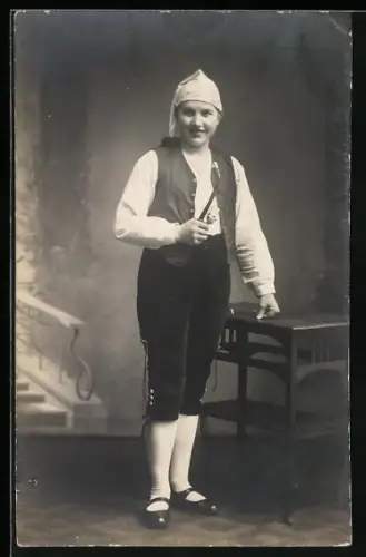 Foto-AK Junger Mann in Tracht in einer Studiokulisse