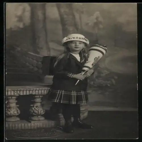 Foto-AK Kleines Mädchen bei der Einschulung in einer Studiokulisse