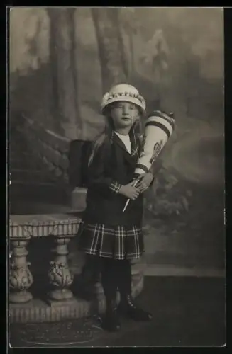 Foto-AK Kleines Mädchen bei der Einschulung in einer Studiokulisse