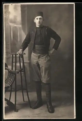 Foto-AK Junger Mann in Tracht in einer Studiokulisse