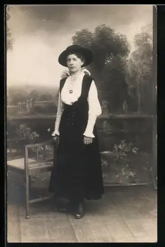 Foto-AK Junge Frau in Tracht in einer Studiokulisse