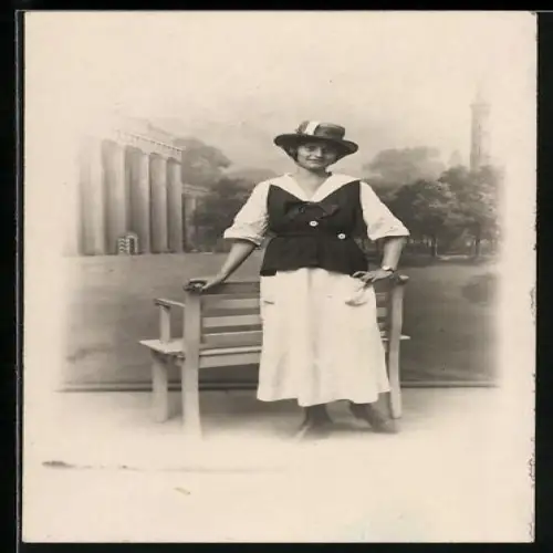 Foto-AK Junge Dame an Bank in einer Studiokulisse