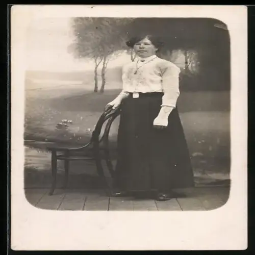 Foto-AK Elegante Dame am Stuhl in einer Studiokulisse