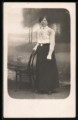 Foto-AK Elegante Dame am Stuhl in einer Studiokulisse