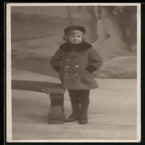 Foto-AK Kleiner Junge in winterlicher Kleidung in einer Studiokulisse