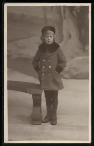 Foto-AK Kleiner Junge in winterlicher Kleidung in einer Studiokulisse