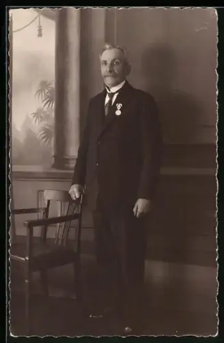 Foto-AK Älterer Herr im Anzug in einer Studiokulisse