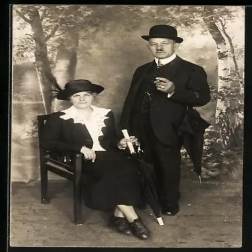 Foto-AK Elegantes Ehepaar mit Schirm in einer Studiokulisse