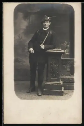 Foto-AK Junger Mann in Tracht in einer Studiokulisse