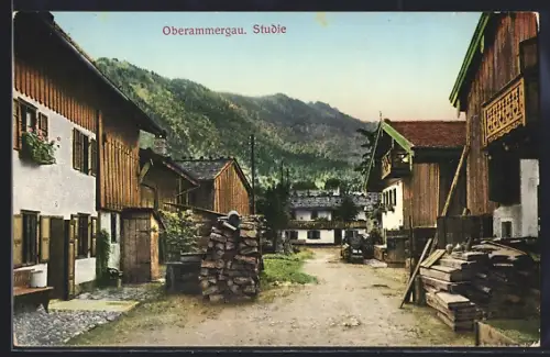 AK Oberammergau, Strassenpartie mit Bergpanorama