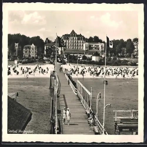 AK Heringsdorf / Ostseebad, Strandpartie mit  von der Seebrücke aus gesehen