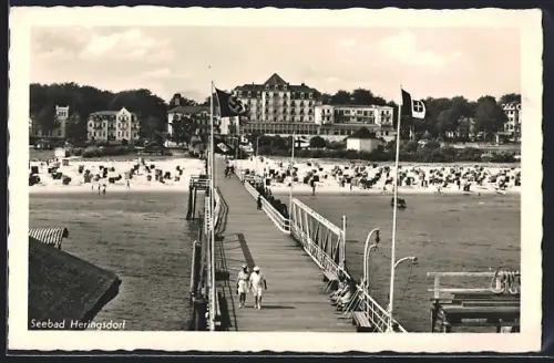 AK Heringsdorf / Ostseebad, Strandpartie mit  von der Seebrücke aus gesehen
