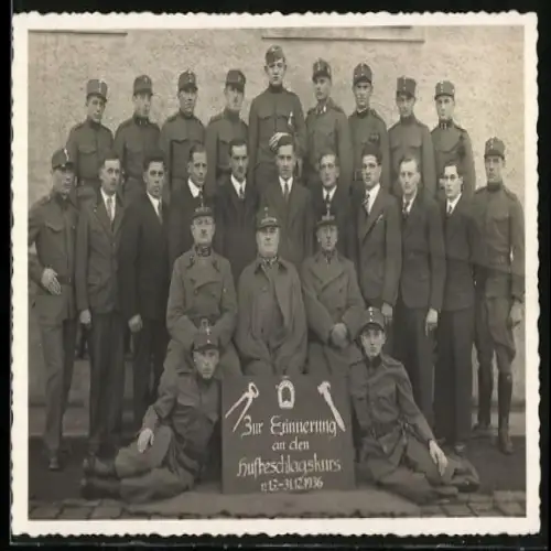 Foto-AK Österreichische Soldaten in Uniform, Hufbeschlagskurs 1936