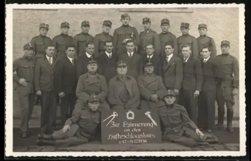 Foto-AK Österreichische Soldaten in Uniform, Hufbeschlagskurs 1936