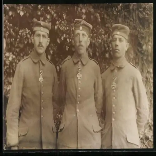 Foto-AK Drei Soldaten in Feldgrau Uniform mit EK II 1914 am Verleihungstage