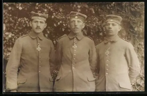 Foto-AK Drei Soldaten in Feldgrau Uniform mit EK II 1914 am Verleihungstage