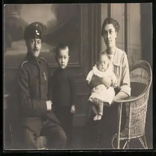 Foto-AK Soldat der Infanterie in Uniform mit Ordensspange, dabei EK II 1914