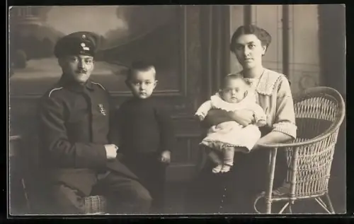 Foto-AK Soldat der Infanterie in Uniform mit Ordensspange, dabei EK II 1914
