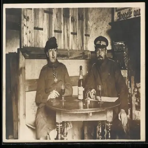 Foto-AK Zwei Soldaten in Feldgrau Uniform mit EK II 1914 am Verleihungstage bzw. Feldspange
