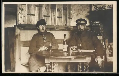 Foto-AK Zwei Soldaten in Feldgrau Uniform mit EK II 1914 am Verleihungstage bzw. Feldspange