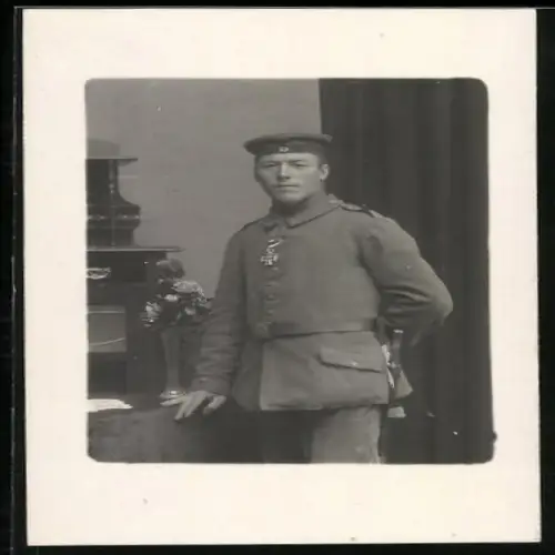 Foto-AK Gefreiter in Feldgrau Uniform mit Bajonett und EK II 1914 am Verleihungstage
