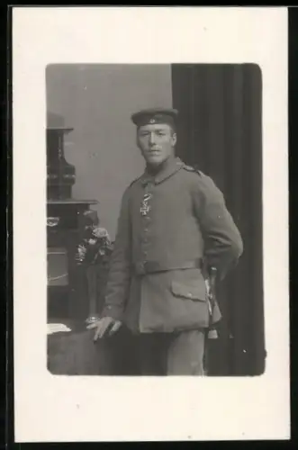 Foto-AK Gefreiter in Feldgrau Uniform mit Bajonett und EK II 1914 am Verleihungstage