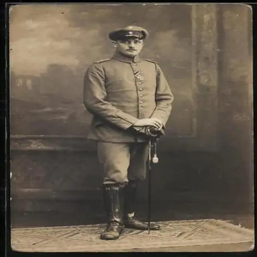 AK Leutnant in Feldgrau Uniform mit Säbel und EK II 1914 am Verleihungstage