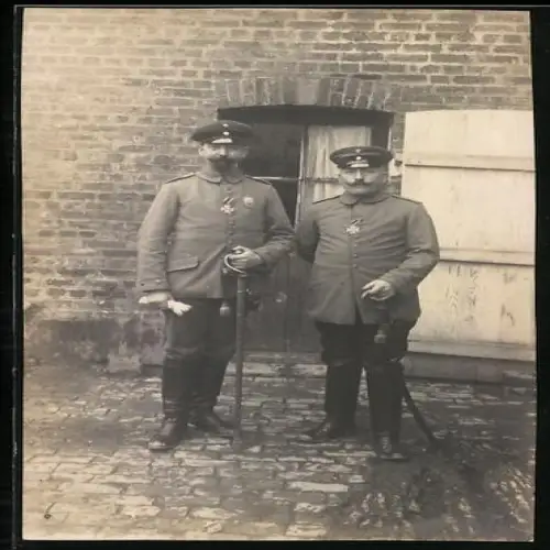 Foto-AK Uffz. und Soldat in Feldgrau Uniform mit Säbel und EK II 1914 am Verleihungstage