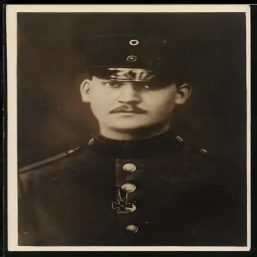 Foto-AK Gefreiter in Uniform mit Schirmmütze