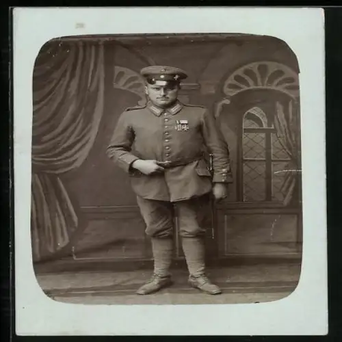 Foto-AK Soldat in Feldgrau Uniform mit Ordensspange, EK II 1914 und MVK III. Klasse