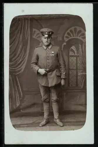 Foto-AK Soldat in Feldgrau Uniform mit Ordensspange, EK II 1914 und MVK III. Klasse
