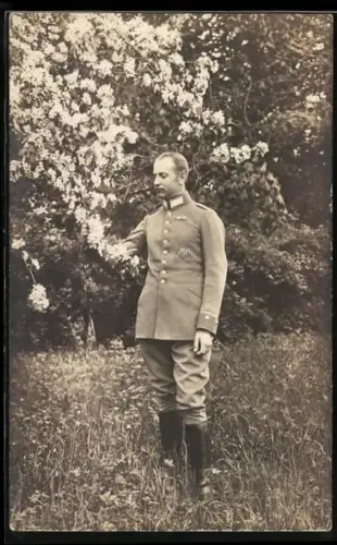 Foto-AK Leutnant in Feldgrau Uniform mit EK I 1914 und Feldspange