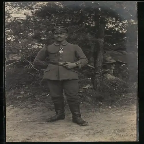 Foto-AK Uffz. in Feldgrau Uniform mit EK II 1914 am Verleihungstage und Schützenschnur 1. Stufe