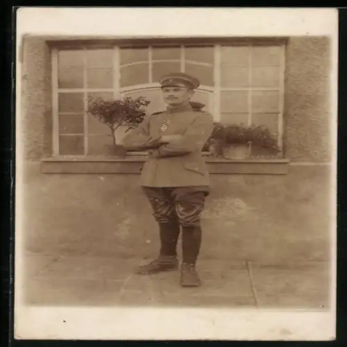 Foto-AK Gefreiter in Feldgrau Uniform mit EK II 1914 am Verleihungstage