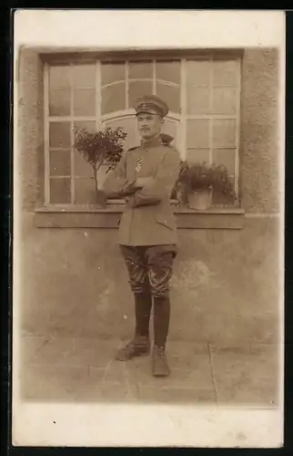 Foto-AK Gefreiter in Feldgrau Uniform mit EK II 1914 am Verleihungstage