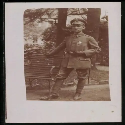 Foto-AK Uffz. in Feldgrau Uniform mit Ordensspange, dabei EK II 1914
