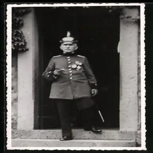 Foto-AK Offizier in Uniform mit Säbel, Pickelhaube und Orden