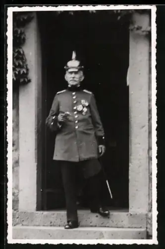 Foto-AK Offizier in Uniform mit Säbel, Pickelhaube und Orden
