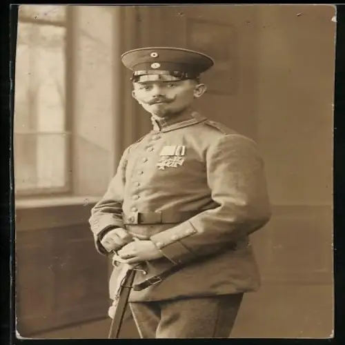 Foto-AK Vize-Feldwebel in Feldgrau Uniform mit Ordensspange, EK II 1914 und MVK III. Klasse