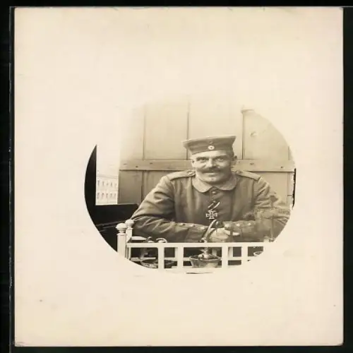 Foto-AK Garde-Soldat in Feldgrau Uniform mit EK II 1914 am Verleihungstage