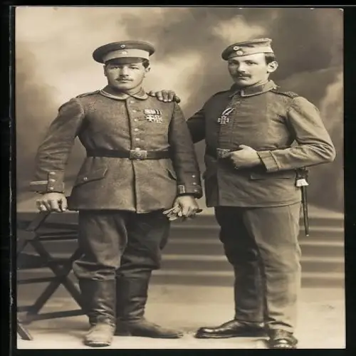 Foto-AK Uffz. und Soldat in Uniform mit Ordensspange, EK II 1914 und MVK II. Kl. bzw. mit EK II 1914 am Verleihungstage
