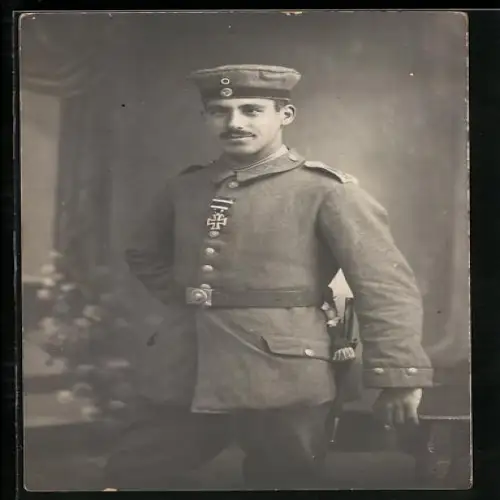 AK Gefreiter in Feldgrau Uniform mit Bajonett und mit EK II 1914 am Verleihungstage