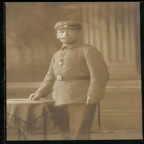 Foto-AK Gefreiter in Feldgrau Uniform mit Bajonett und mit EK II 1914 am Verleihungstage