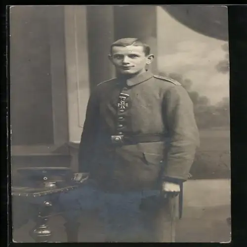 AK Soldat vom Rgt. Nr. 2 in Feldgrau Uniform mit EK II 1914 am Verleihungstage