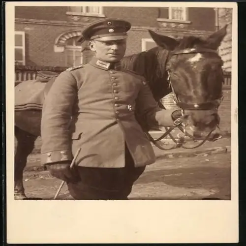 Foto-AK Hauptmann in Uniform mit EK I 1914 und Schirmmütze mit Pferd