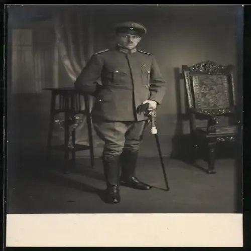 Foto-AK Leutnant in Uniform mit Säbel, EK I 1914 und Feldspange zum EK II 1914