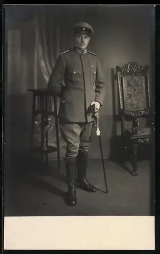 Foto-AK Leutnant in Uniform mit Säbel, EK I 1914 und Feldspange zum EK II 1914