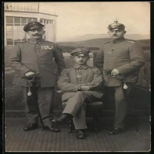 AK Zwei Uffz. und Vize-Feldwebel in Feldgrau Uniform, 1 mit grosser Ordensspange, 2 mit EK II 1914 am Verleihungstage