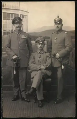 AK Zwei Uffz. und Vize-Feldwebel in Feldgrau Uniform, 1 mit grosser Ordensspange, 2 mit EK II 1914 am Verleihungstage