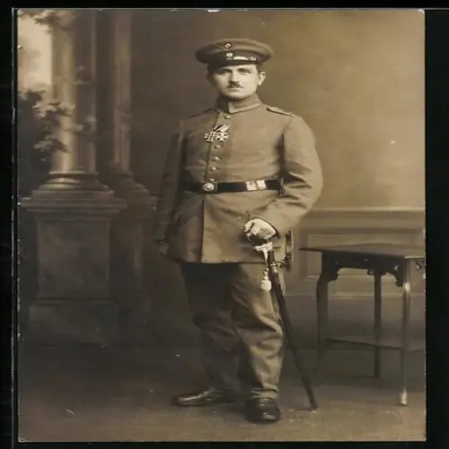 Foto-AK Vize-Feldwebel in Feldgrau Uniform mit Säbel und EK II 1914 am Verleihungstage